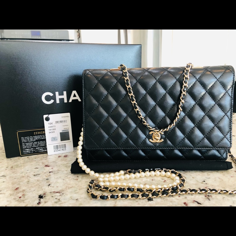 Chanel Single flap pearl detailed shoulder bag in lambskin